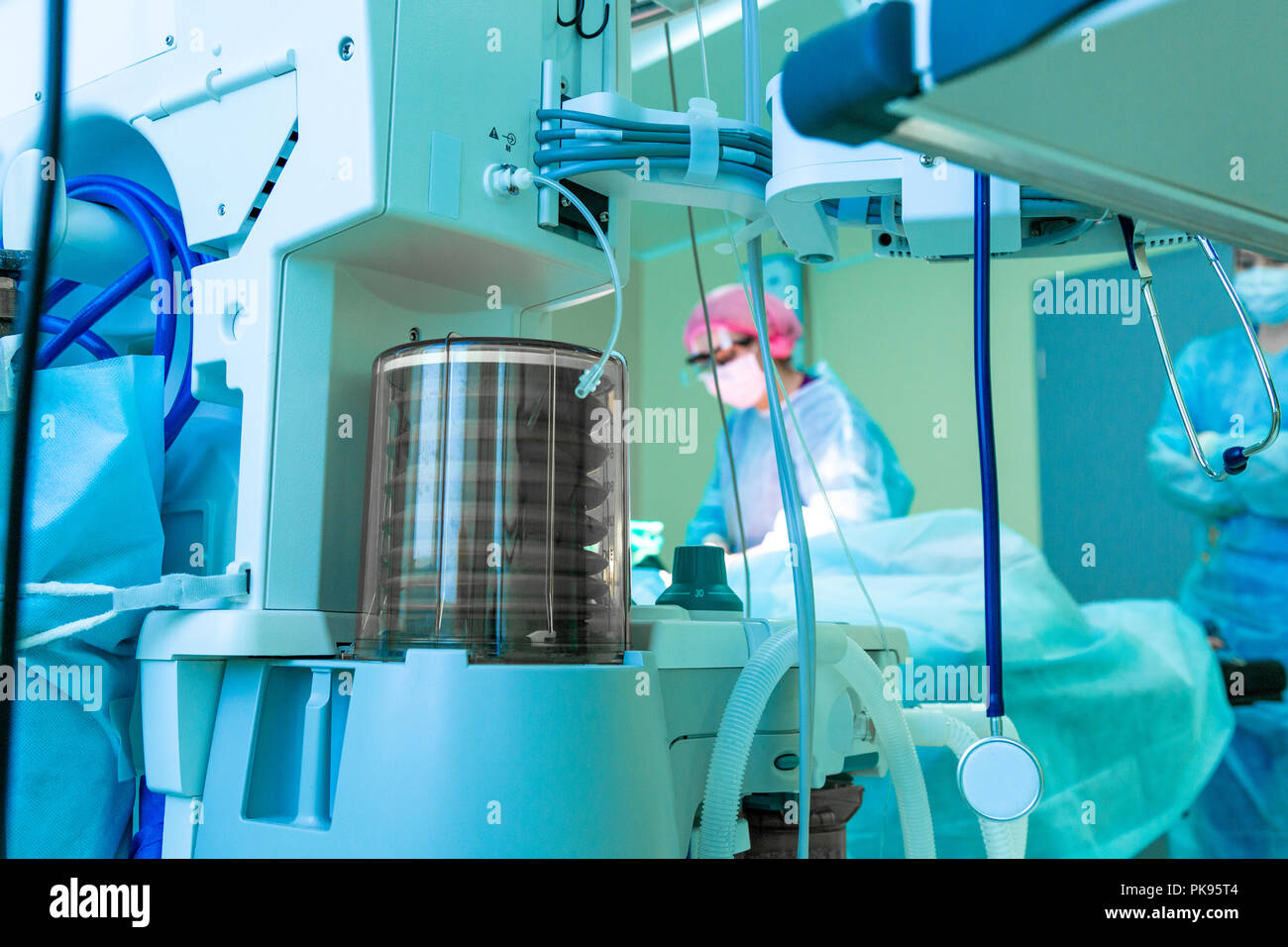 Fragment d'un appareil respiratoire autonome dans la salle d'opération, l'arrière-plan flou avec le chirurgien de l'équipe au travail à l'hôpital pendant leur travail. Banque D'Images