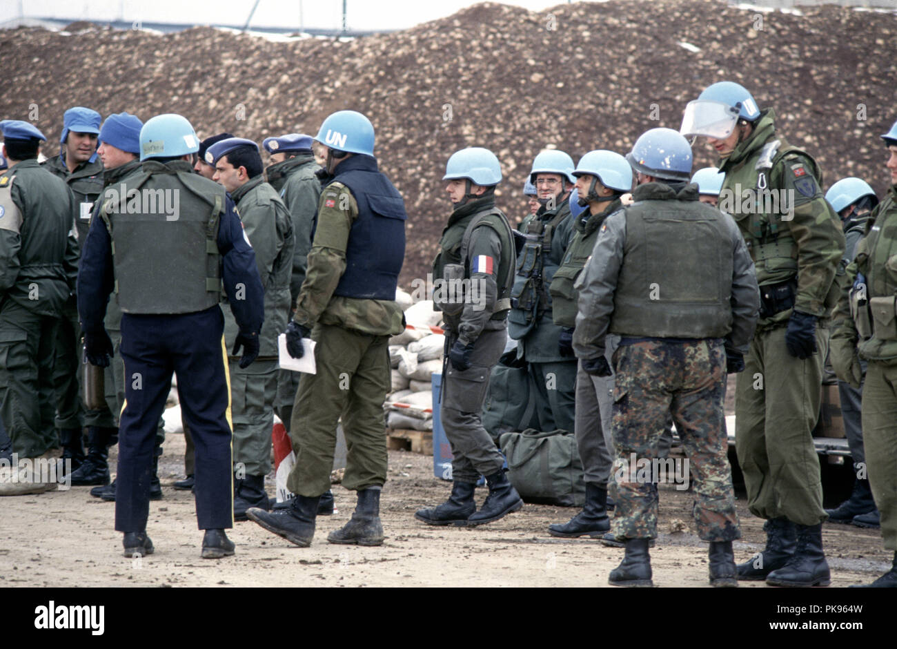 8 mars 1993 pendant le siège de Sarajevo : un groupe de soldats des Nations Unies et la police près de l'aérogare à l'aéroport de Sarajevo. Plusieurs nationalités sont évidentes : français, norvégien et canadien. Banque D'Images