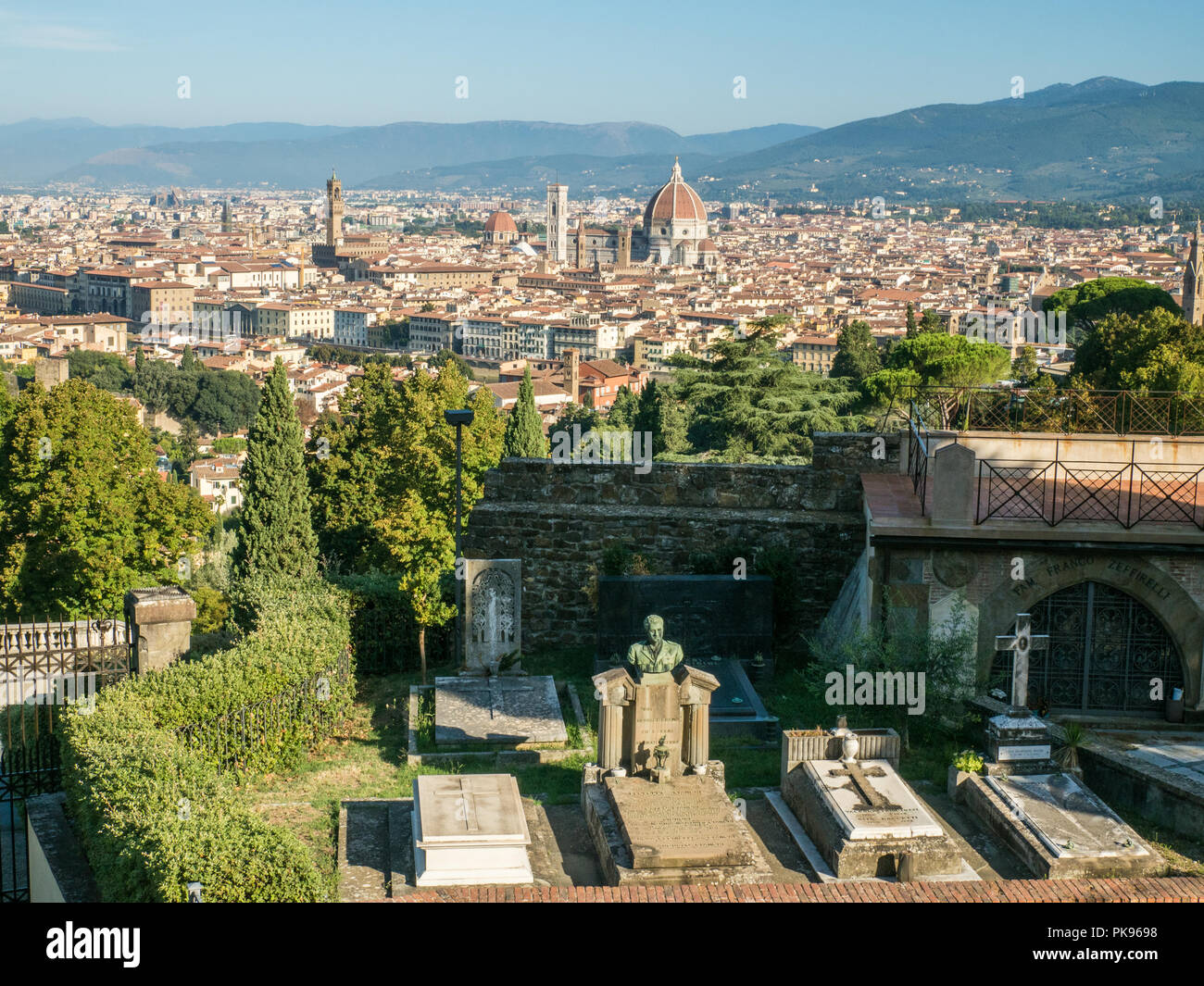 Vue à partir de la basilique de San Miniato al Monte sur Florence, Toscane, Italie. Banque D'Images