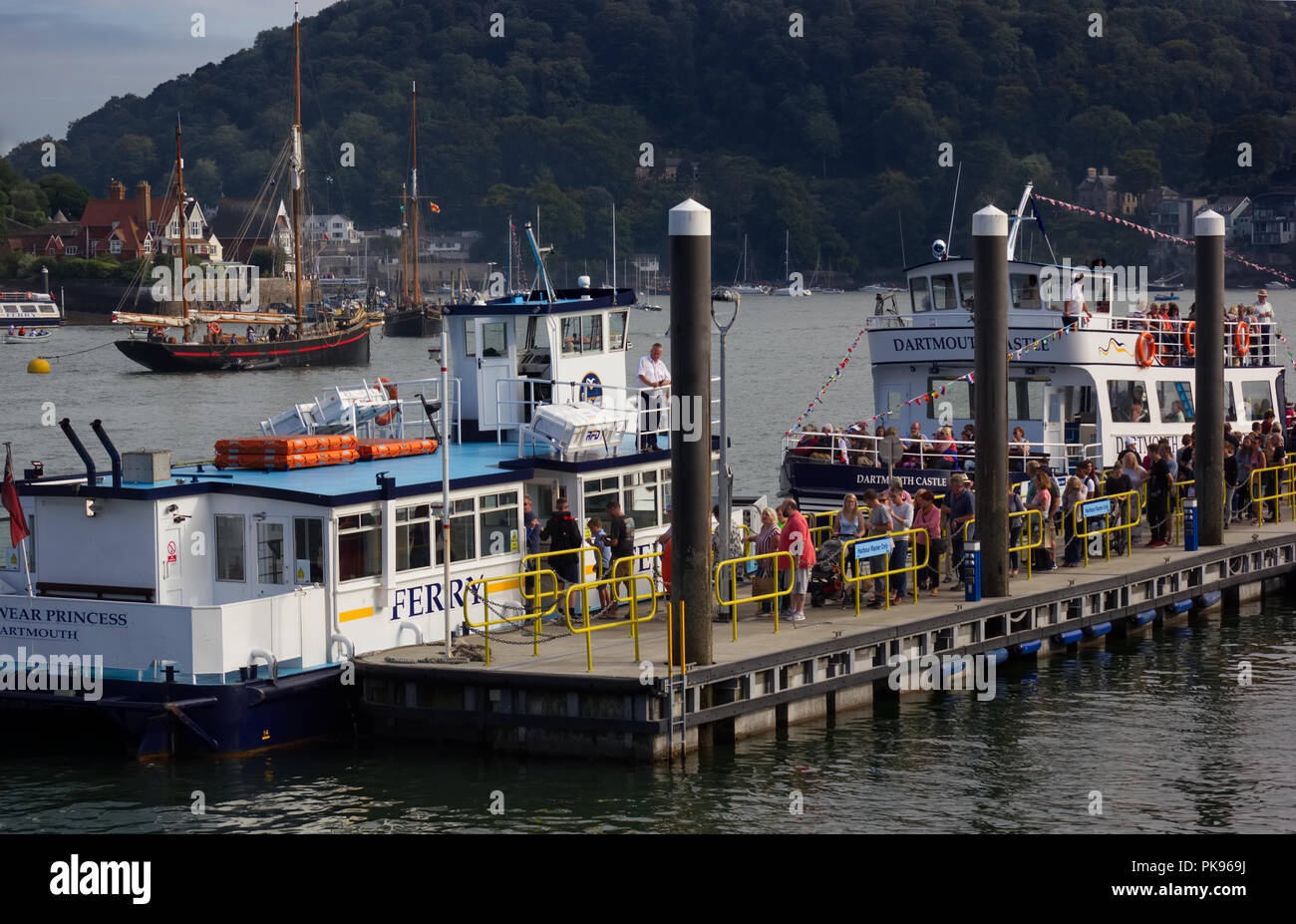 Les bateaux de plaisance sur la rivière Dart de faire de bonnes affaires durant les régates Banque D'Images