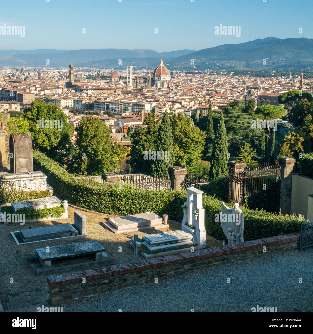 Vue à partir de la basilique de San Miniato al Monte sur Florence, Toscane, Italie. Banque D'Images
