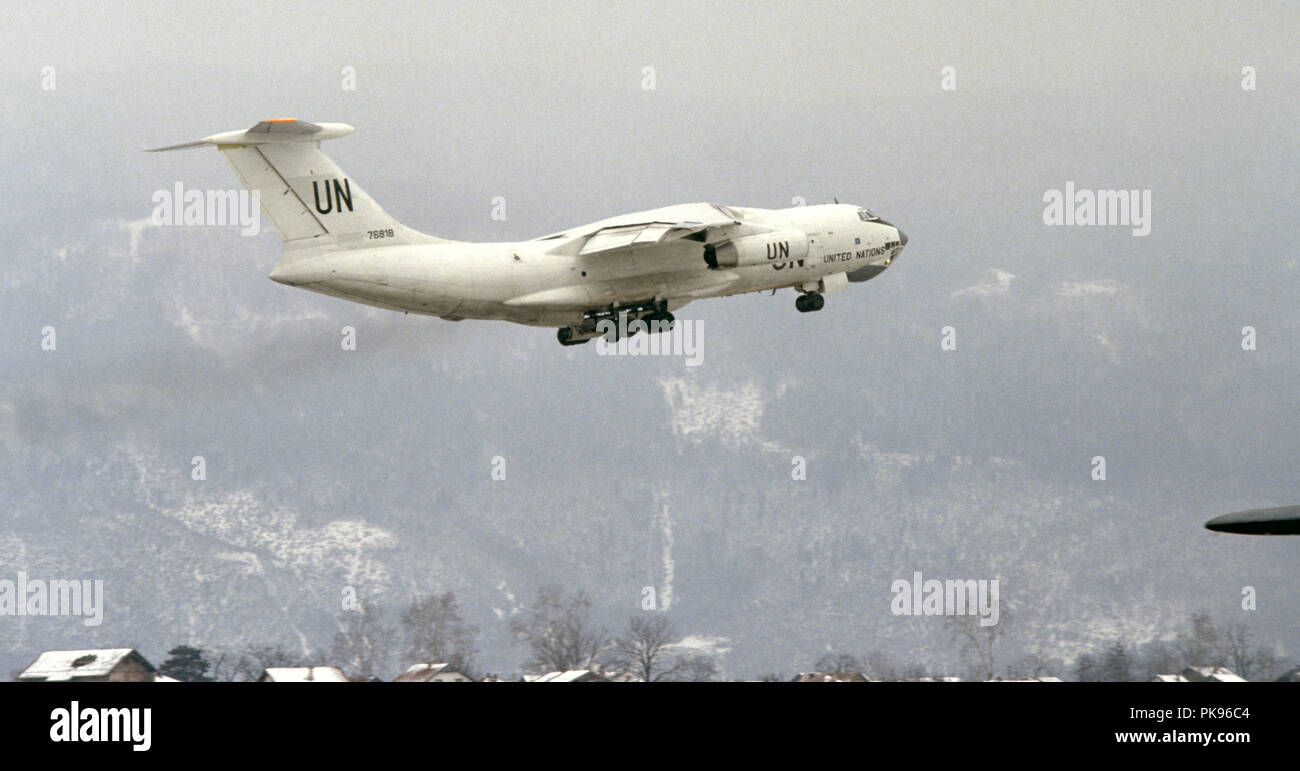 8 mars 1993 pendant le siège de Sarajevo : à l'aéroport de Sarajevo, un Iliouchine 76 de l'Organisation des Nations Unies jet transport décolle. Dans l'arrière-plan est le mont Igman. Banque D'Images
