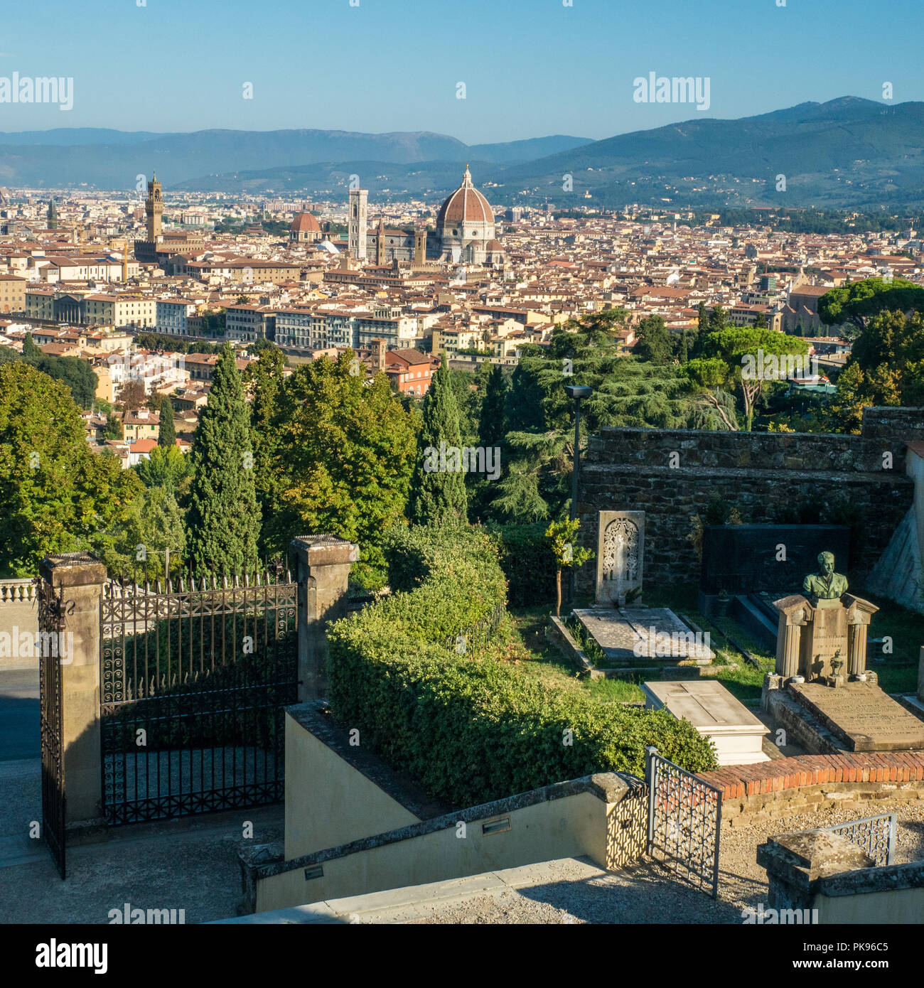 Vue à partir de la basilique de San Miniato al Monte sur Florence, Toscane, Italie. Banque D'Images