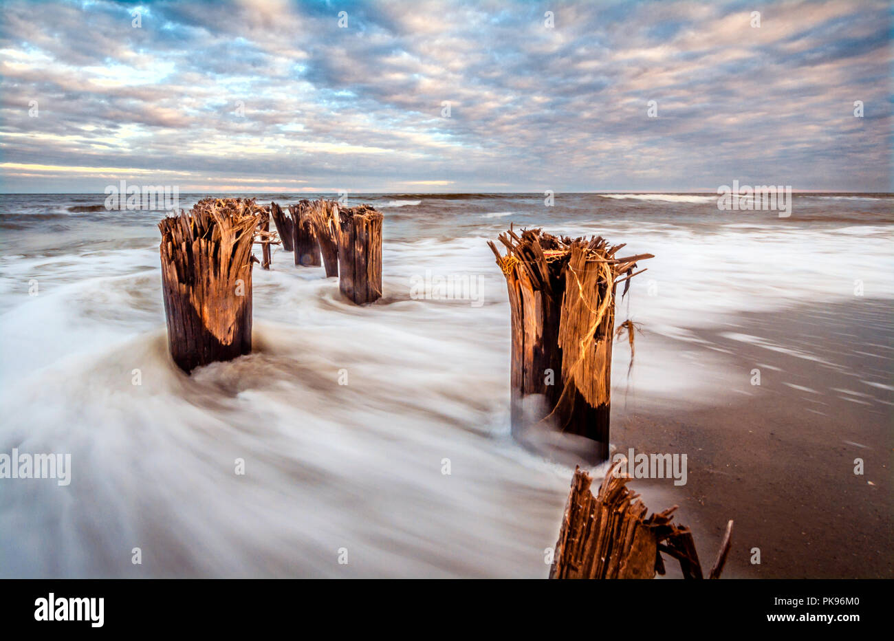 Les vagues déferlent à l'affouillement à Folly Beach, le 12 octobre 2015, à Folly Beach, Caroline du Sud. Banque D'Images