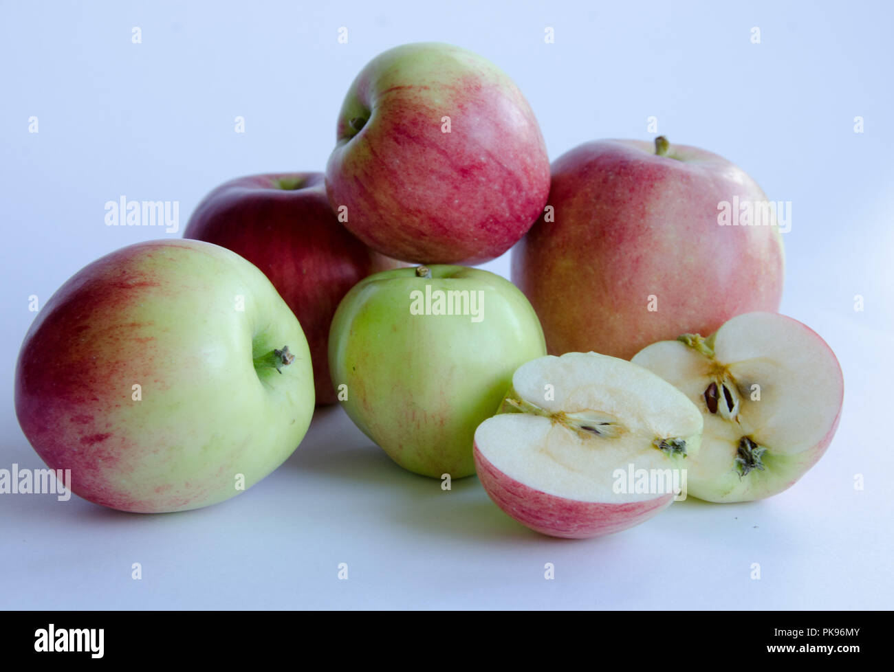 Les pommes en groupe sur un fond blanc Banque D'Images Les pommes en groupe sur un fond blanc Banque D'Images