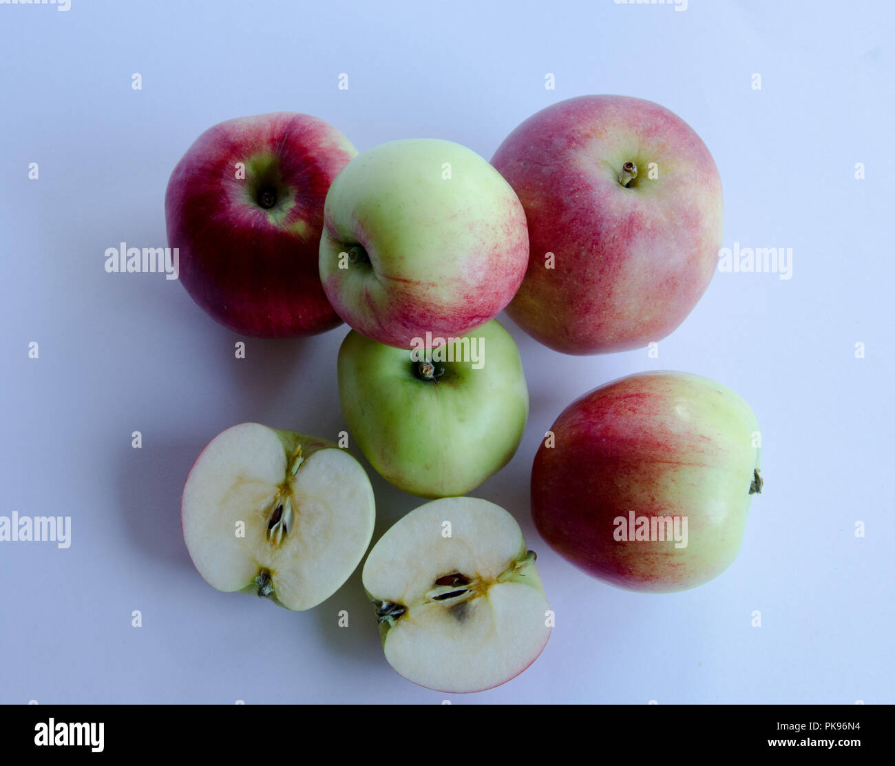 Les pommes en groupe sur un fond blanc Banque D'Images