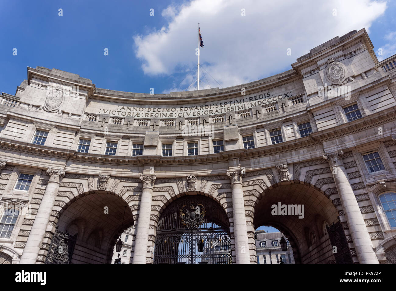 L'Admiralty Arch dans le Mall, conçu par Sir Aston Webb, Londres Angleterre Royaume-Uni UK Banque D'Images