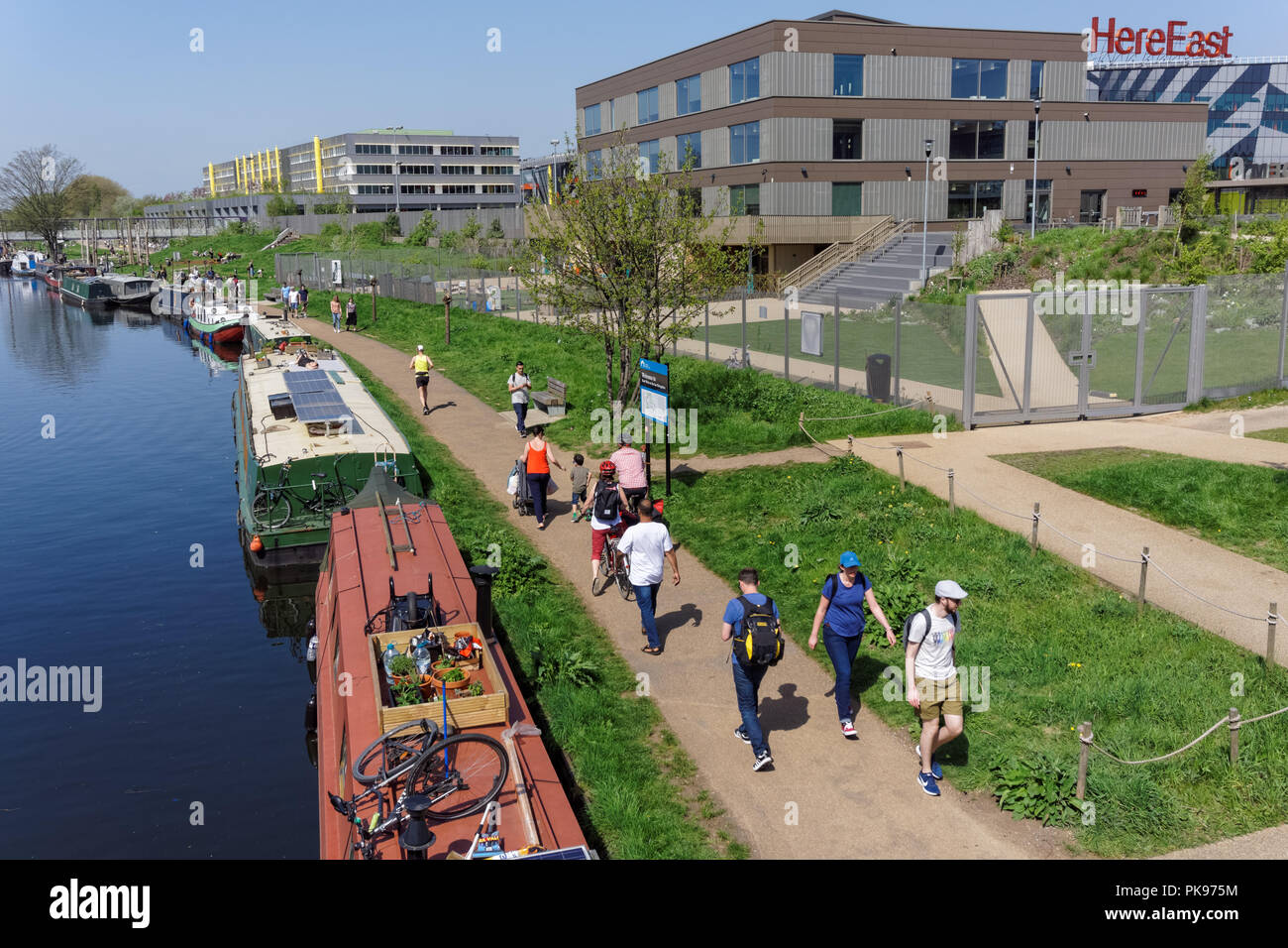 Les personnes bénéficiant d'un printemps ensoleillé sur la rivière Lea à Hackney, Londres Angleterre Royaume-Uni UK Banque D'Images