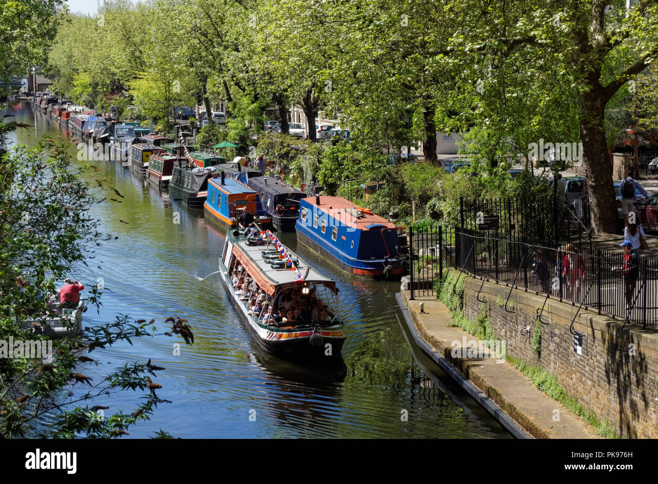 Bateaux étroits sur Regent's canal à Little Venice, Londres Angleterre Royaume-Uni Banque D'Images