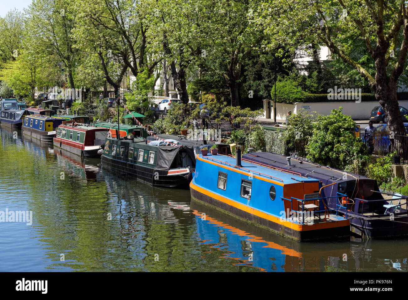 Bateaux étroits sur Regent's canal à Little Venice, Londres Angleterre Royaume-Uni Banque D'Images