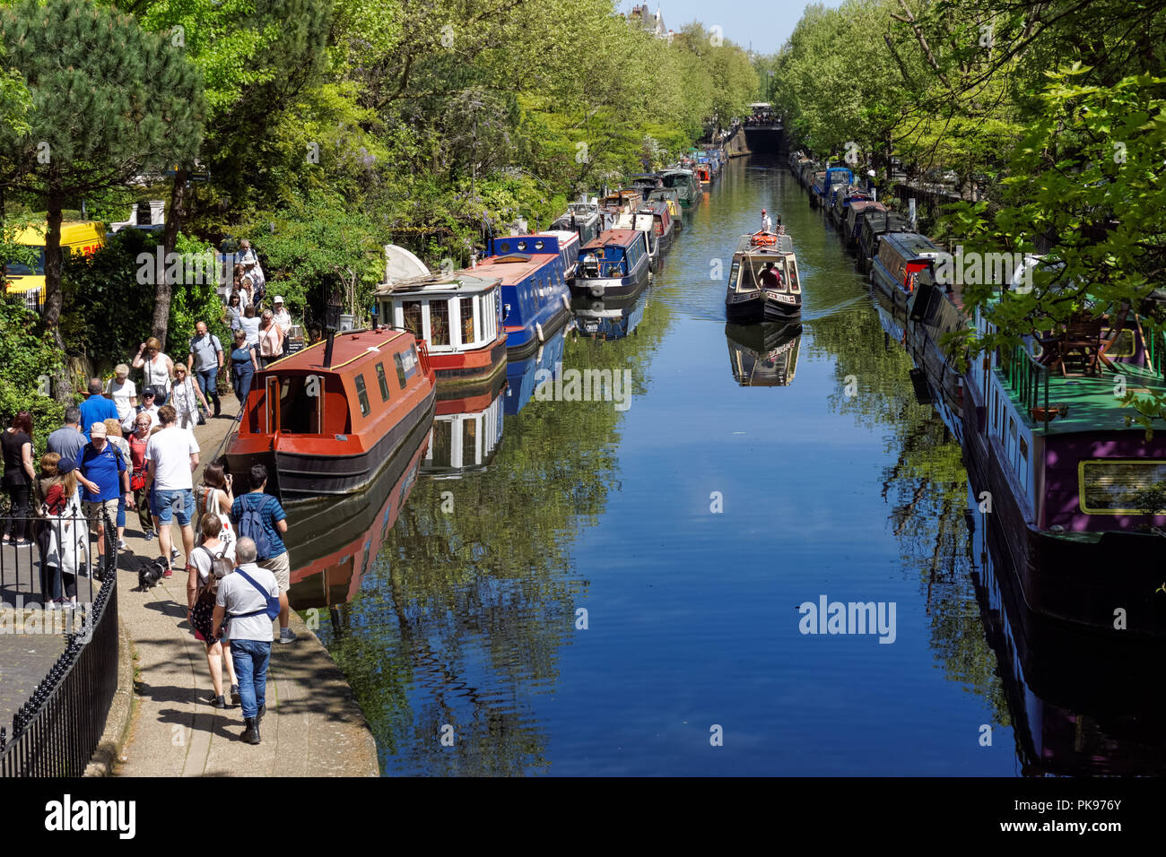 Bateaux étroits sur Regent's canal à Little Venice, Londres Angleterre Royaume-Uni Banque D'Images