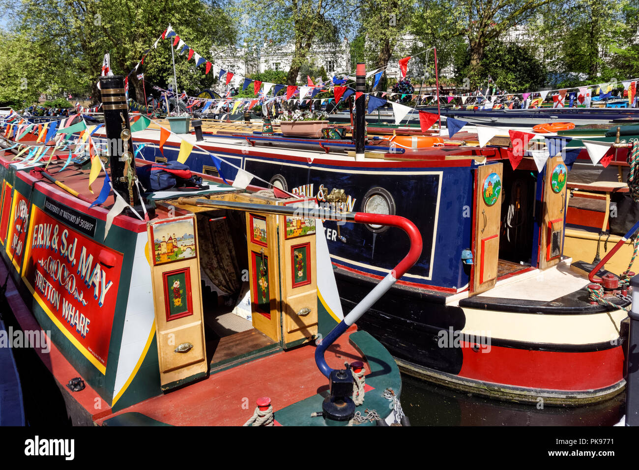 Décorées dans narrowboats Petite Venise, Londres, Angleterre, Royaume-Uni, UK Banque D'Images