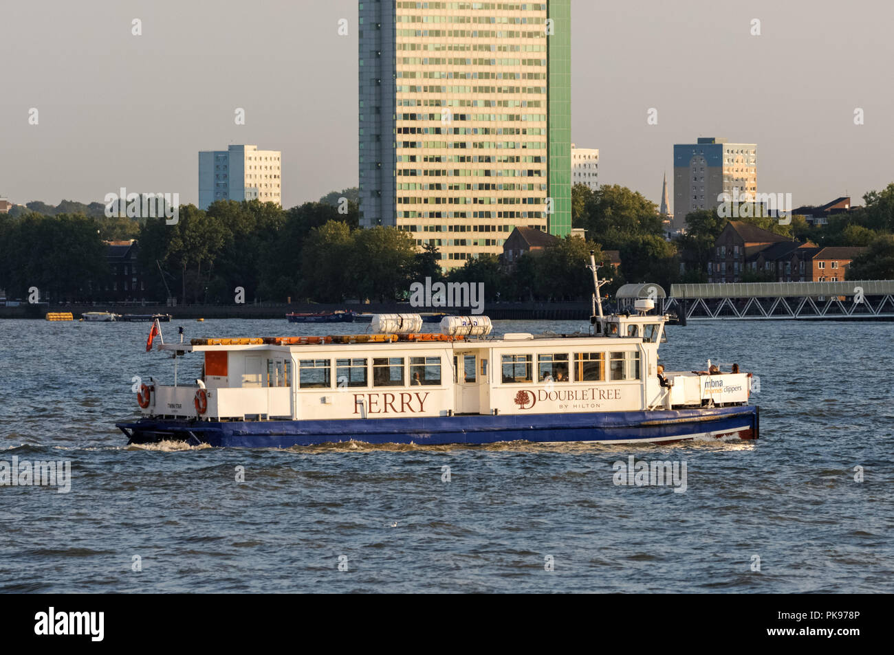 Canary Wharf - Rotherhithe traversier sur la Tamise à Londres, Angleterre, Royaume-Uni, UK Banque D'Images