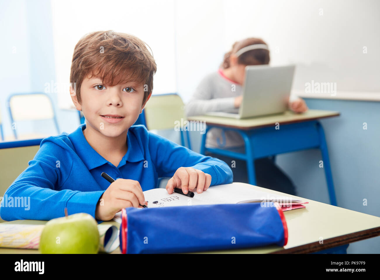 Enfant en tant qu'étudiant avec un stylo-feutre dans la classe d'art à l'école élémentaire Banque D'Images