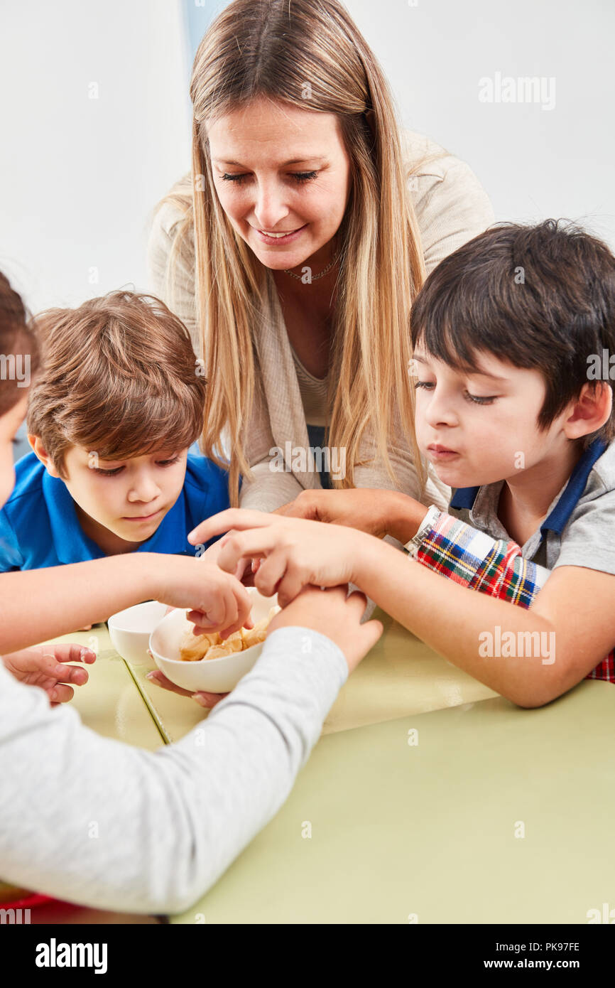Les enfants reçoivent un repas sain pour le petit déjeuner ou une collation Banque D'Images