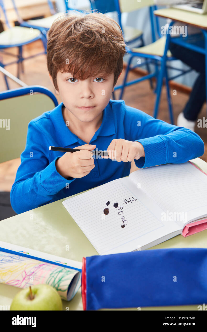 Garçon avec de l'imagination tout en tirant dans la classe d'art créatif des photos Banque D'Images