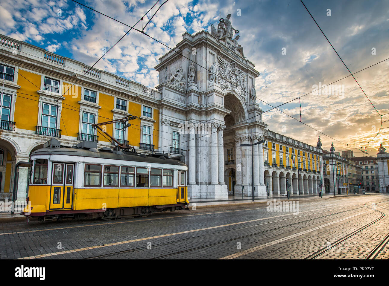 Tramway jaune historique en face de l'Arco da Rua Augusta à Lisbonne, Portugal Banque D'Images