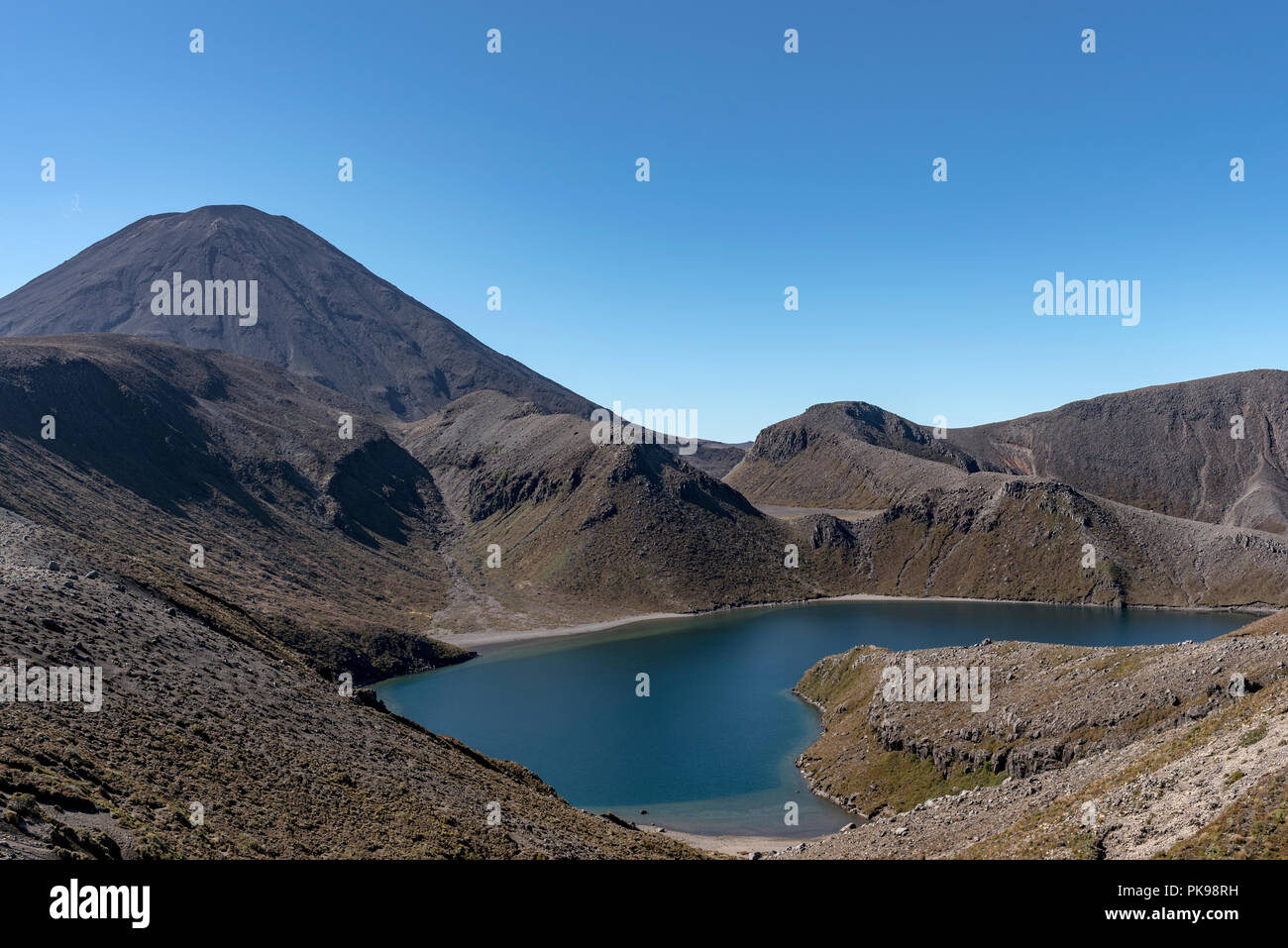 Parc National de Tongariro, Nouvelle-Zélande La Tama Lake avec le Mont Ngauruhoe en arrière-plan Banque D'Images