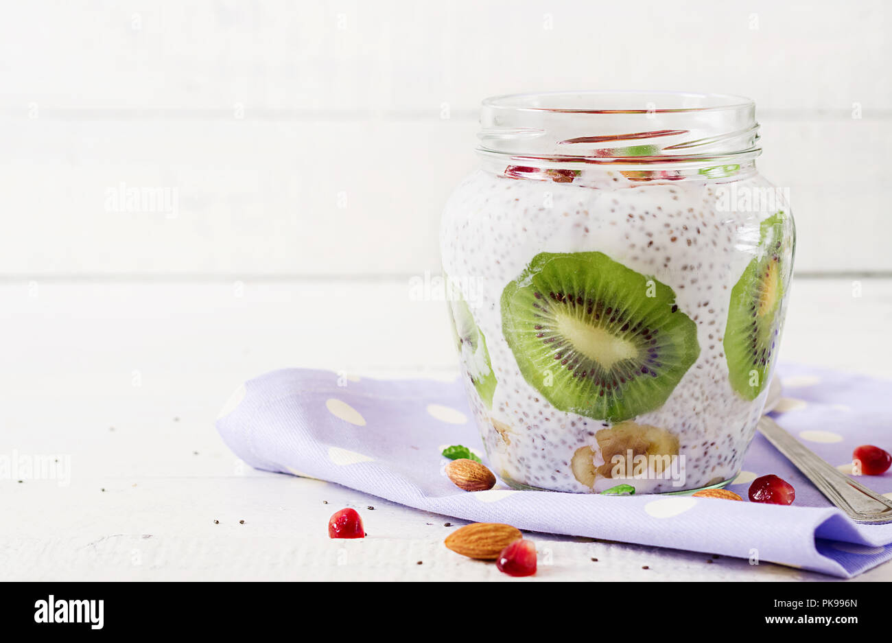 Chia pudding avec les baies fraîches dans un bocal en verre. Concept de Manger végétalien, mode de vie sain, suivre un régime, menu de remise en forme. Banque D'Images