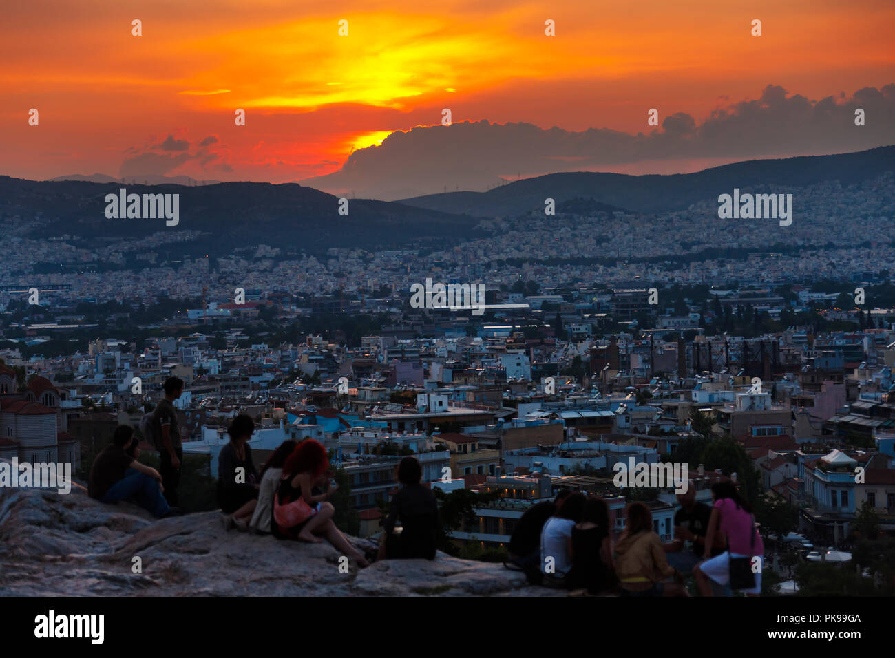 Les touristes regardant paysage urbain d'Athènes, Grèce, au coucher du soleil Banque D'Images