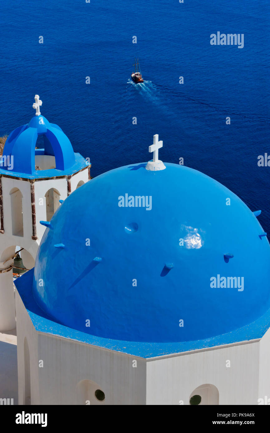 Église sur la côte de la mer Egée, Oia, Santorin, Grèce Banque D'Images