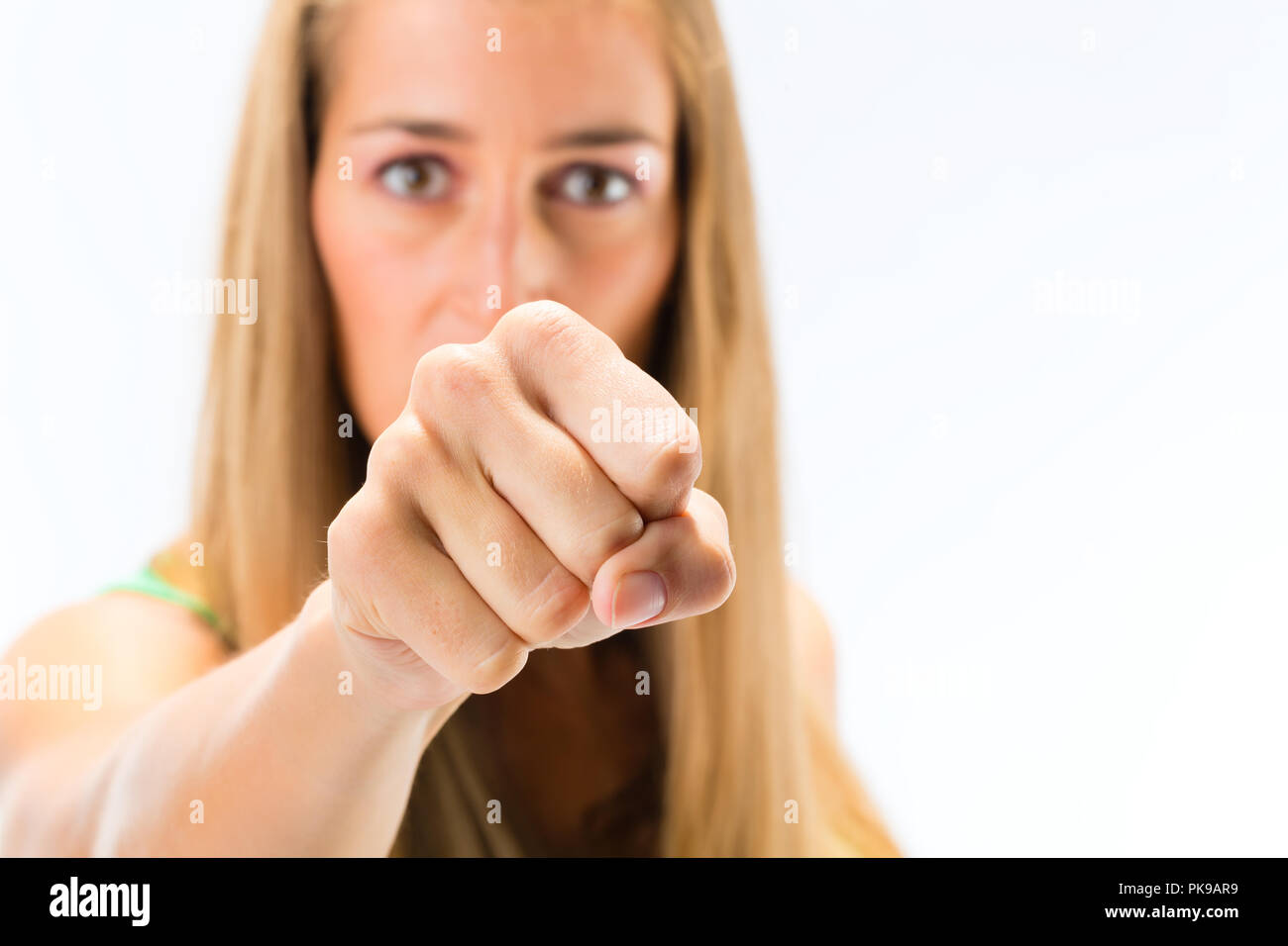 Jeune femme montrant punch Banque D'Images