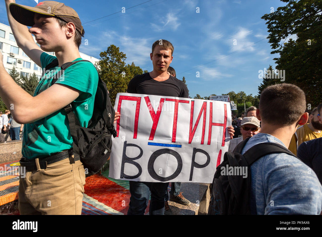 Samara, Russie - septembre 9, 2018 : l'opposition protester contre l'augmentation de l'âge de la retraite. Texte en russe : Poutine est un voleur Banque D'Images