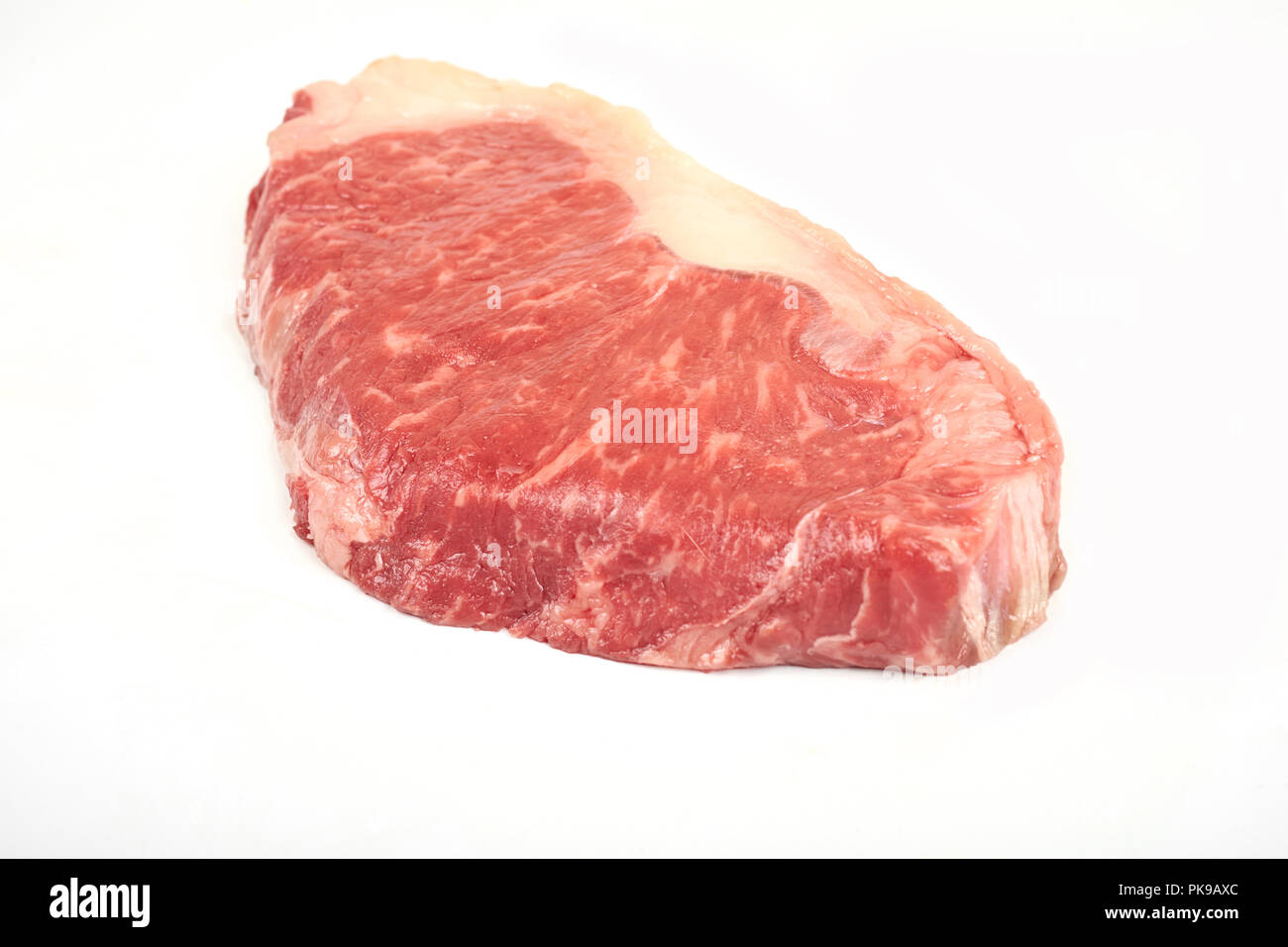 Steak cru frais isolé sur fond blanc. Banque D'Images