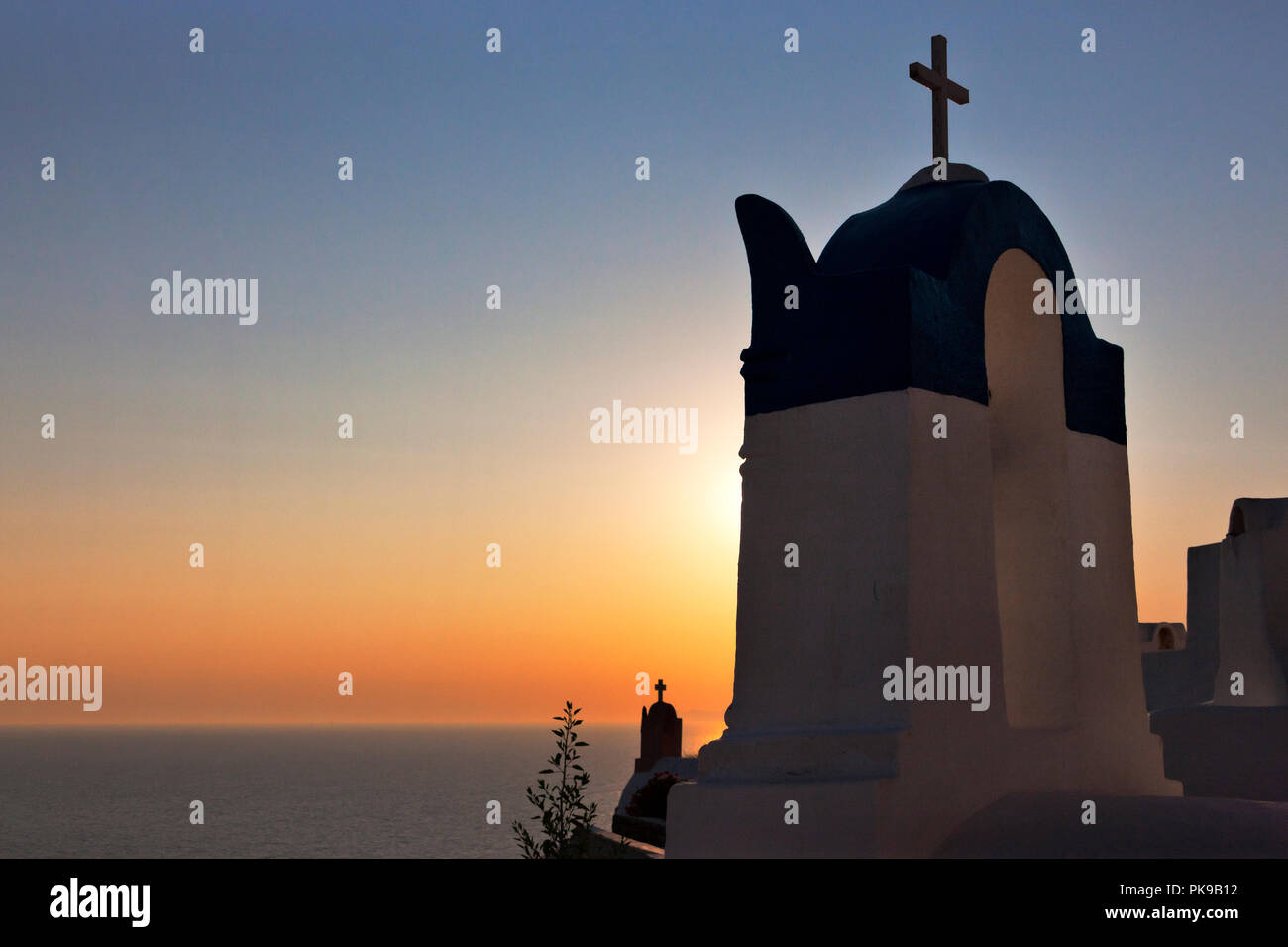 Clocher de l'église sur la côte de la mer Egée, Oia, Santorin, Grèce Banque D'Images