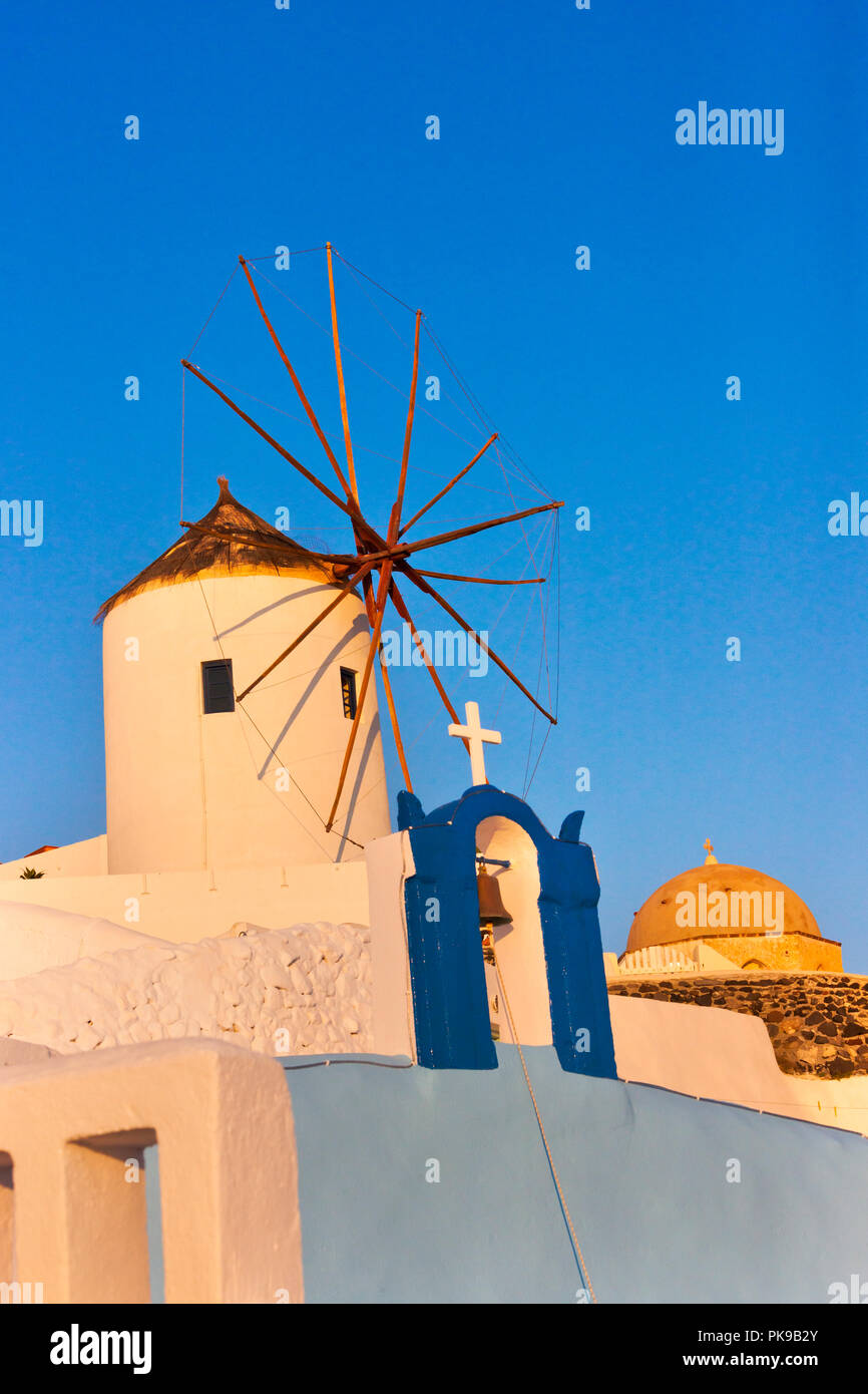 Clocher de l'église et le moulin sur la côte de la mer Egée, Oia, Santorin, Grèce Banque D'Images