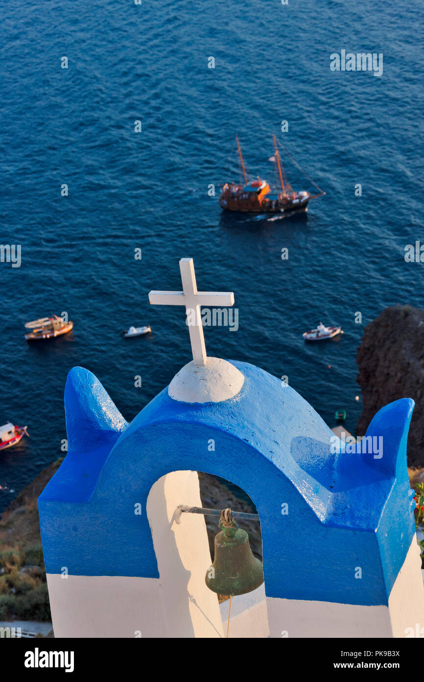 Clocher de l'église sur la côte de la mer Egée, Oia, Santorin, Grèce Banque D'Images