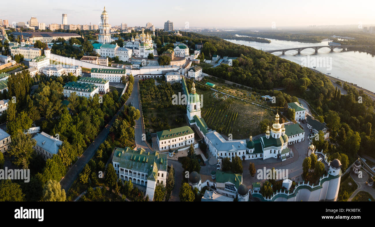 Spectecular vue panoramique aérienne de la Laure de Pechersk de Kiev églises et monastères sur les collines de Dniepr à partir de ci-dessus. Sites touristiques orthodoxe célèbre, ville de Kiev Banque D'Images