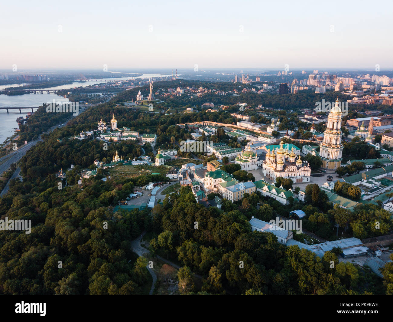 Spectecular vue panoramique aérienne de la Laure de Pechersk de Kiev églises et monastères sur les collines de Dniepr à partir de ci-dessus. Sites touristiques orthodoxe célèbre, ville de Kiev Banque D'Images