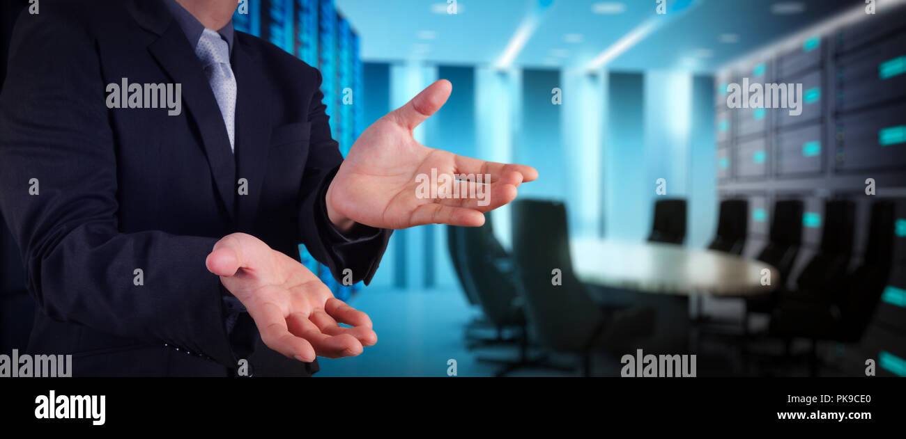 Businessman workimg sur VR blank tactile ordinateur de bureau sur l'arrière-plan flou. Banque D'Images