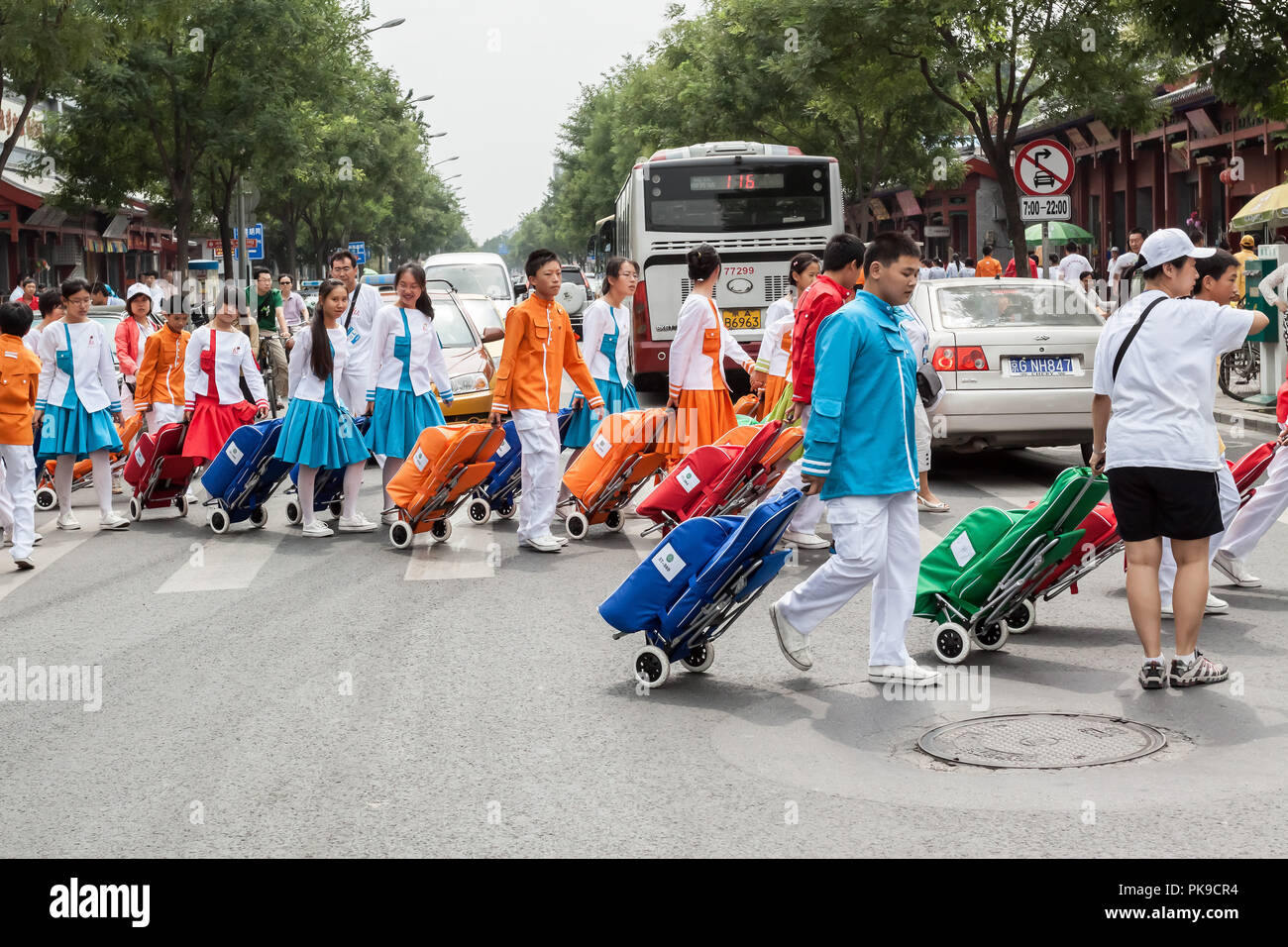 De jeunes étudiants de traverser la rue à Beijing, Chine. Banque D'Images