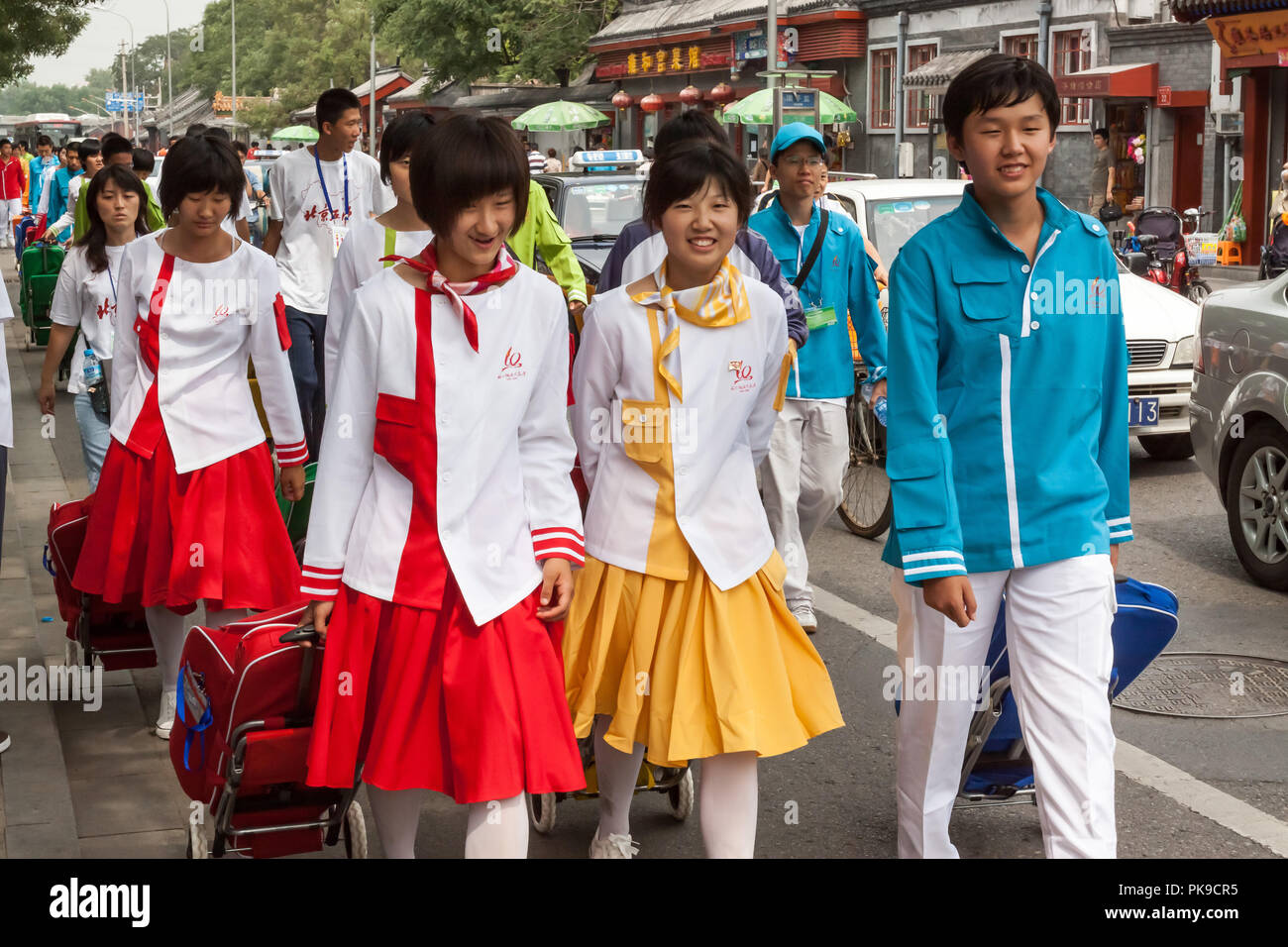 De jeunes étudiants en marchant dans la rue à Beijing, Chine. Banque D'Images
