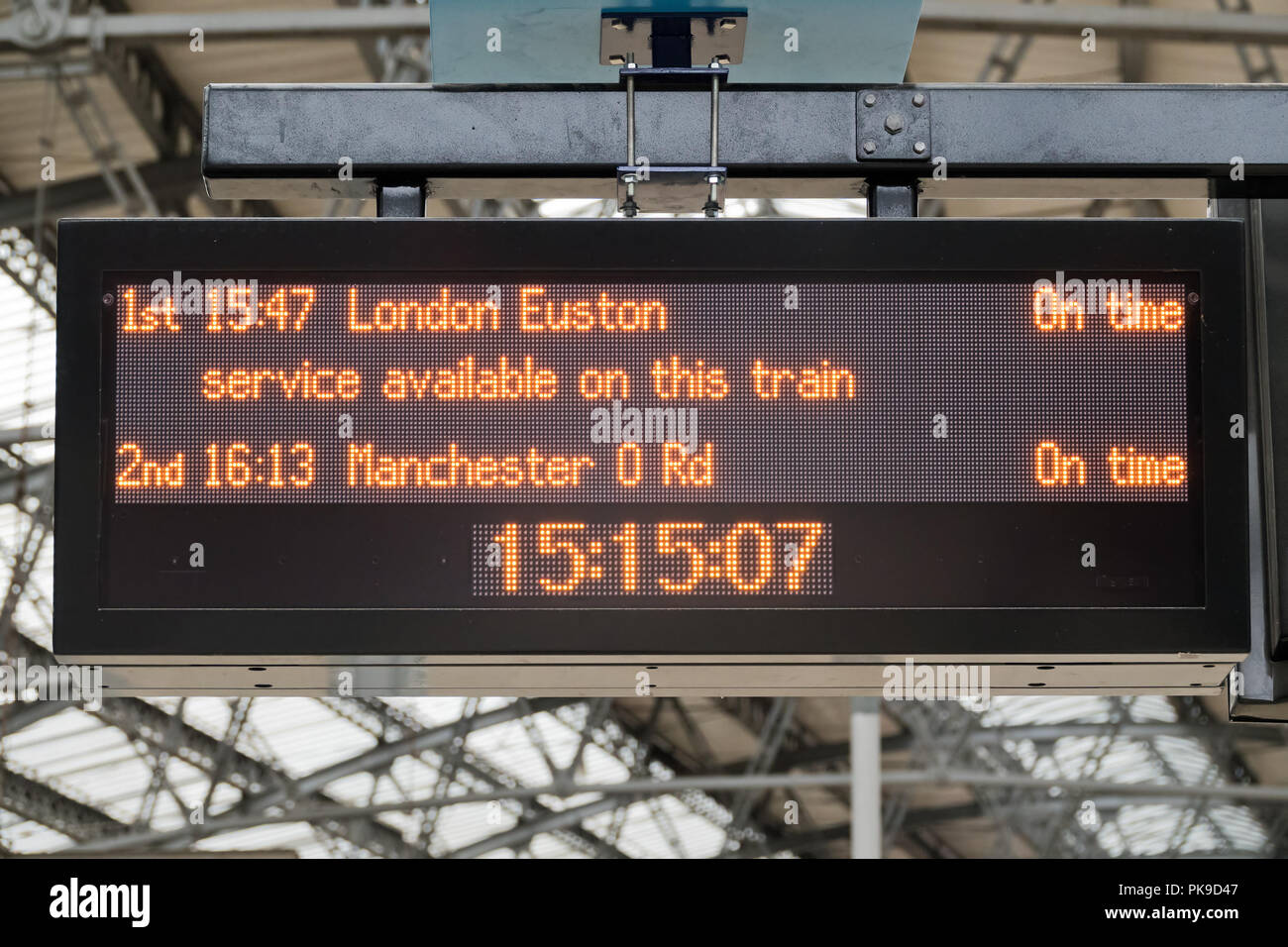 Signe de l'écran LCD montrant London Euston train est à l'heure à Liverpool Lime Street Station. Banque D'Images