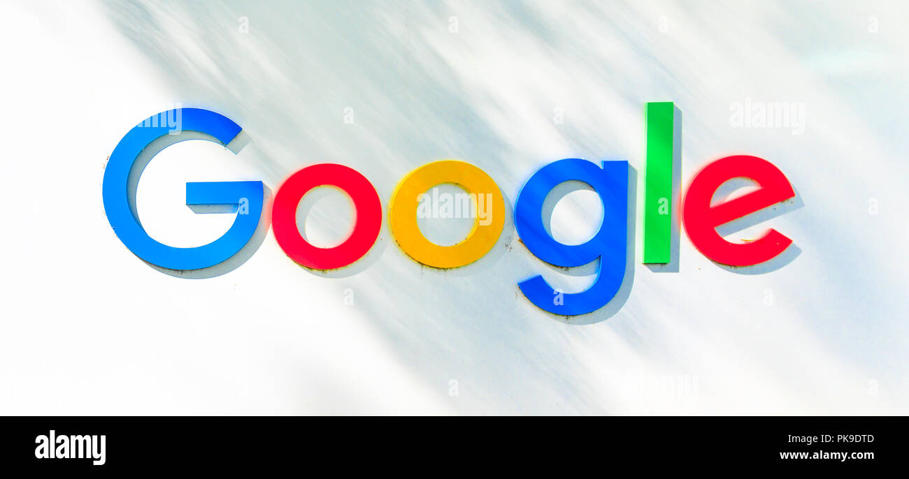 Mountain View, Californie, USA - 13 août 2018 : Logo Google isolés d'un siège de Google signe. Google leader technologique dans les services internet, publicité en ligne, moteur de recherche, le stockage cloud. Banque D'Images