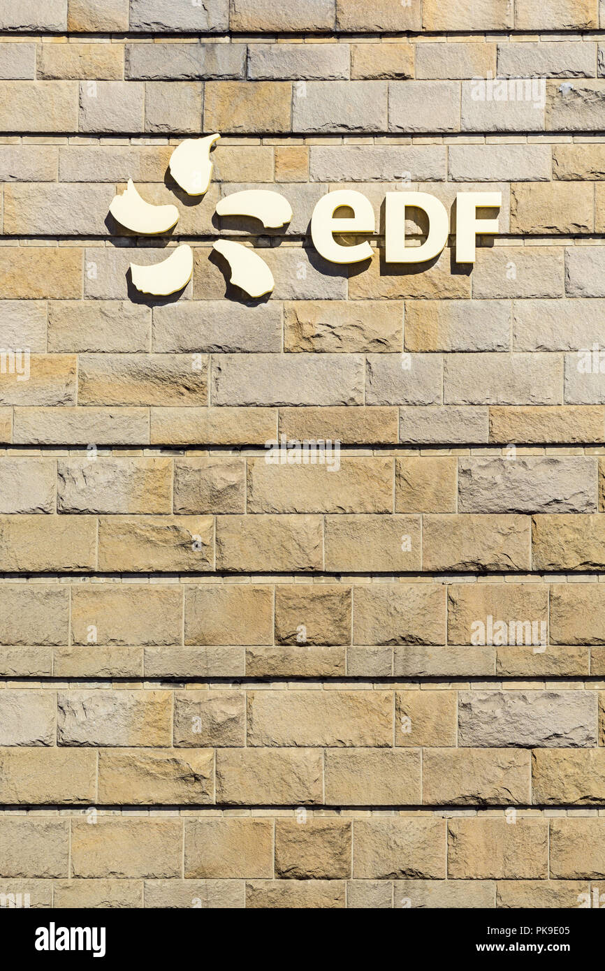 Logo de l'entreprise d'électricité publique française EDF sur le mur de pierre d'un bâtiment de l'usine marémotrice de la Rance près de Saint-Malo en Bretagne. Banque D'Images