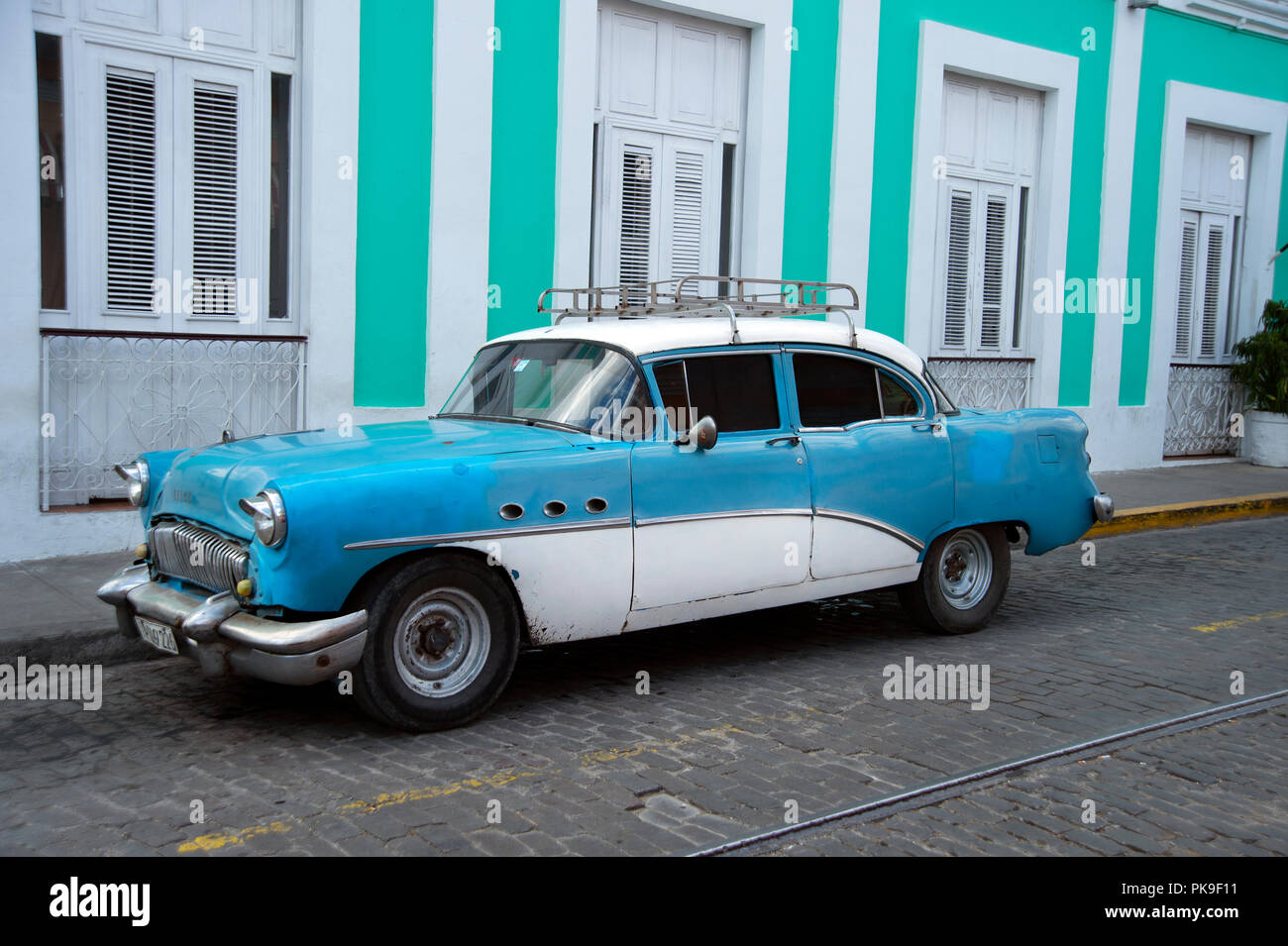 Ancienne grange restaurée, American Classic cars sillonnent les rues de Cienfuegos - Cuba Banque D'Images