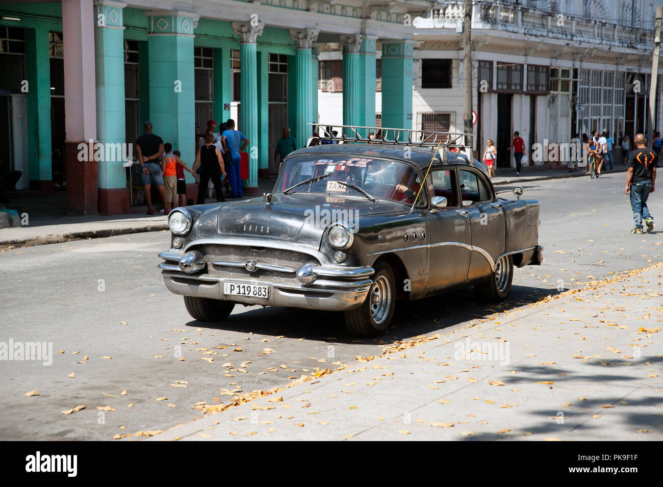 Ancienne grange restaurée, American Classic cars sillonnent les rues de Cienfuegos - Cuba Banque D'Images