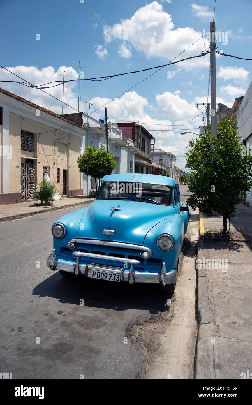Ancienne grange restaurée, American Classic cars sillonnent les rues de Cienfuegos - Cuba Banque D'Images