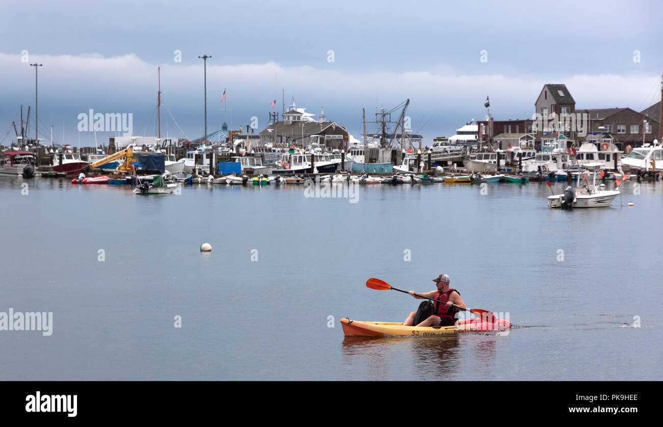 Pagaie de kayak par MacMillan Harbour à Provincetown, Cape Cod, Massachusetts. Banque D'Images