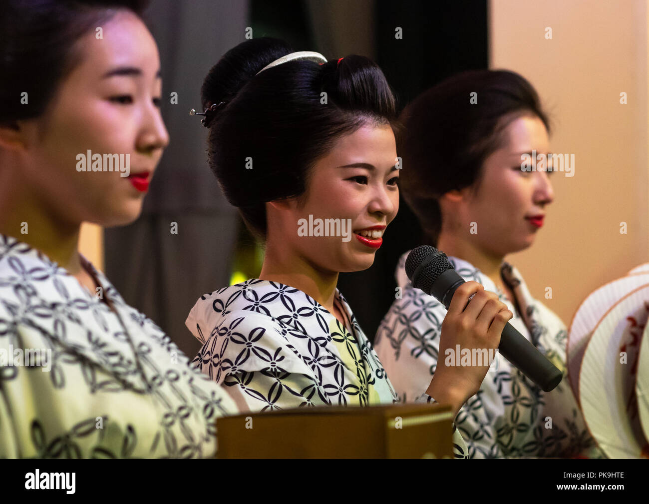 La danse des femmes de la Maiko sur scène durant un spectacle, région du Kansai, Kyoto, Japon Banque D'Images