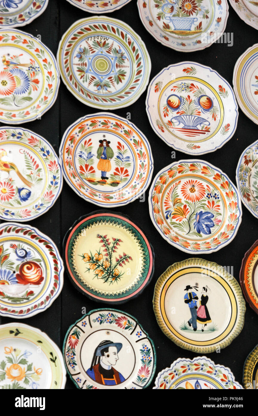 Un Magasinmur Décoré Avec Des Peintures Murales Produites