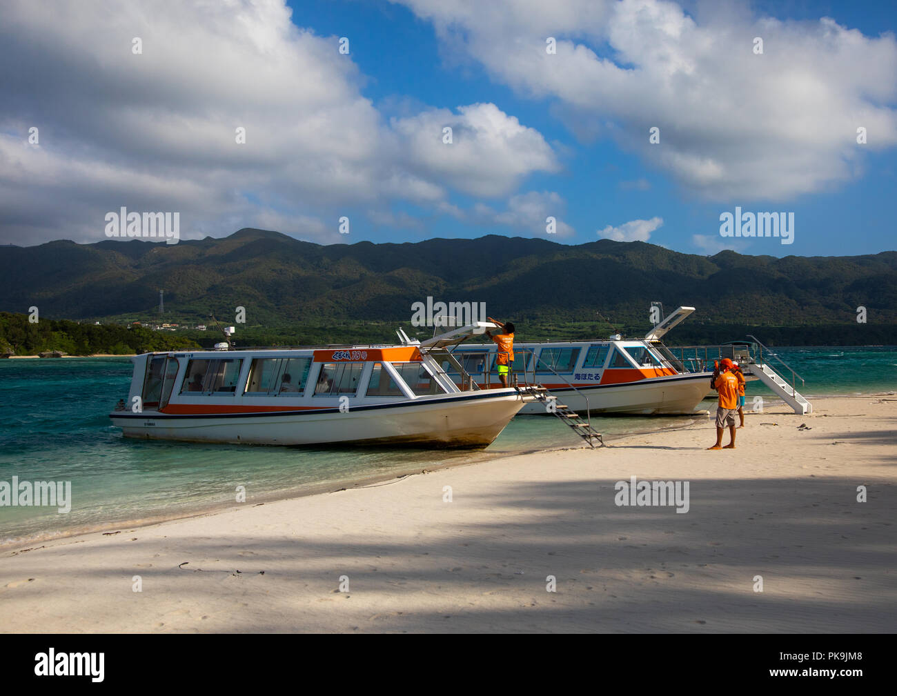 Bateaux à fond de verre sur la baie de Kabira, Îles Yaeyama, Ishigaki-jima, Japon Banque D'Images