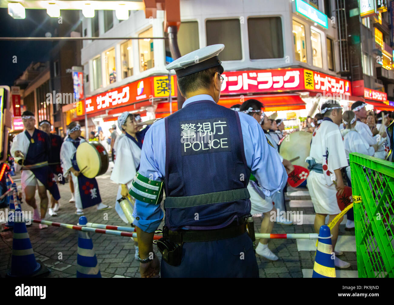 Koenji Awaodori Police pendant le festival de danse, région du Kanto, Tokyo, Japon Banque D'Images