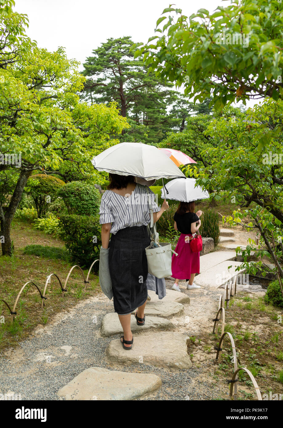 La femme japonaise avec des parasols à pied dans jardin Kenroku-en,  préfecture d'Ishikawa, Kanazawa, Japon Photo Stock - Alamy