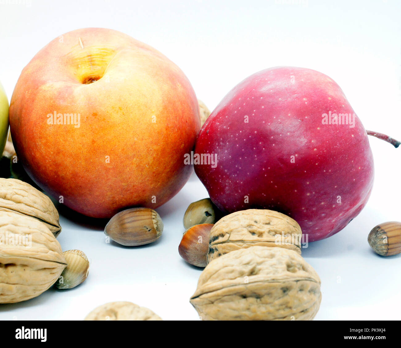 Les pommes, noix et orange Banque D'Images