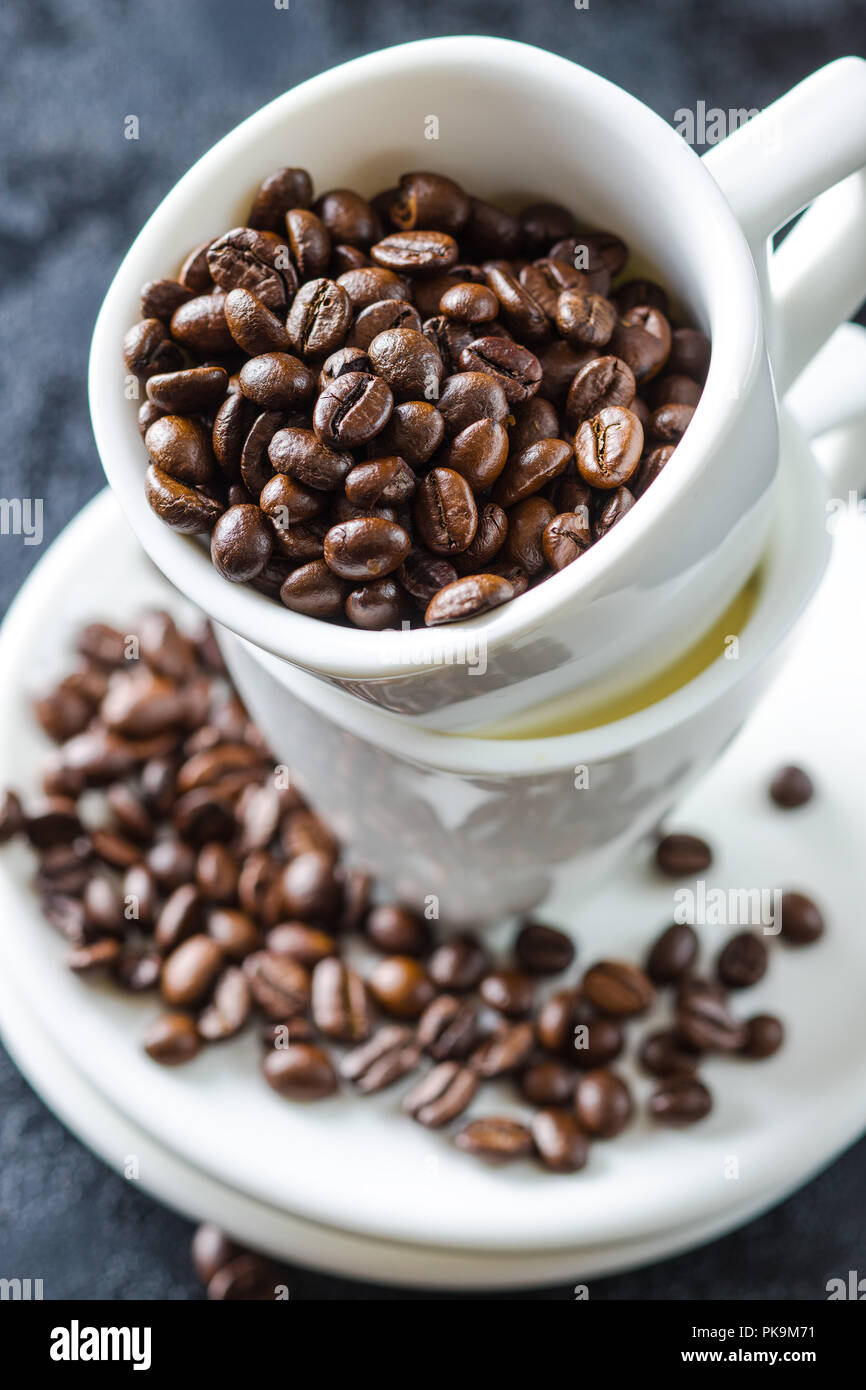 Les grains de café torréfiés tasse à café en. Banque D'Images